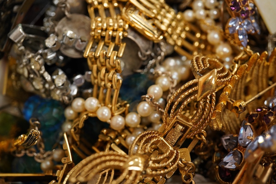 A quantity of assorted mainly costume jewellery including a Victorian silver brooch, marcasite brooch, etc. Condition - poor to fair to good.